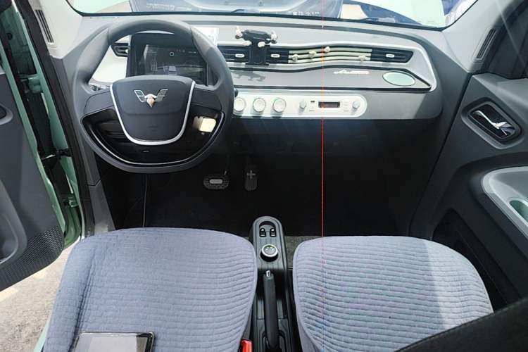 Used Wuling Hongguang MINIEV 2022 Macaron Fashion Model Lithium Iron Phosphate Center Console