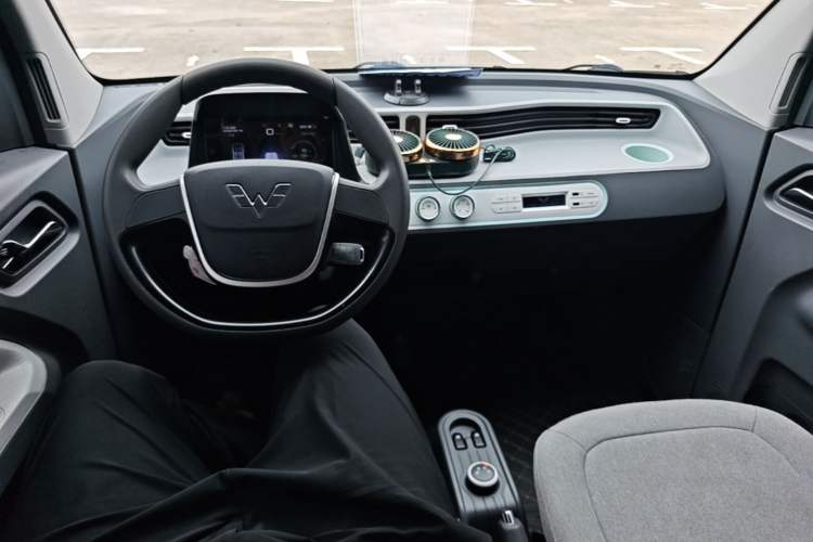 Used Wuling Hongguang MINIEV 2022 Macaron Premium Model – Lithium Iron Phosphate Center Console
