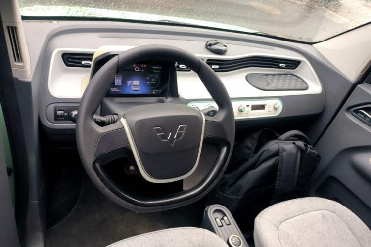 Used Wuling Hongguang MINIEV 2022 Macaron Fashion Model Lithium Iron Phosphate Center Console