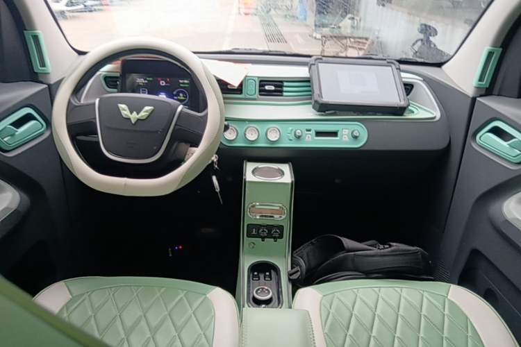 Used Wuling Hongguang MINIEV 2022 Macaron Premium Model – Lithium Iron Phosphate Center Console