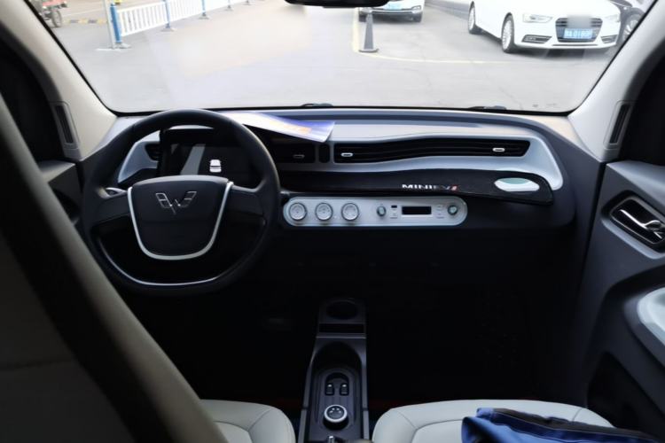 Used Wuling Hongguang MINIEV 2022 Macaron Premium Model – Lithium Iron Phosphate Center Console