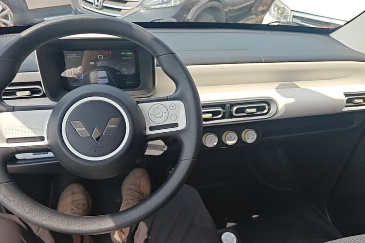 Used Wuling Hongguang MINIEV 2022 Macaron Fashion Model Lithium Iron Phosphate Center Console