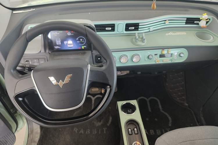 Used Wuling Hongguang MINIEV 2022 Macaron Premium Model – Lithium Iron Phosphate Center Console