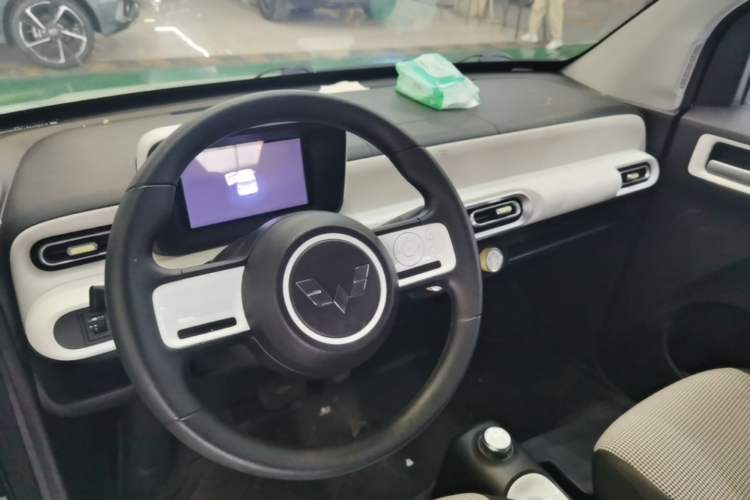 Used Wuling Hongguang MINIEV 2022 Macaron Fashion Model Lithium Iron Phosphate Center Console