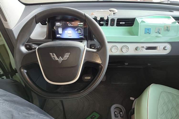 Used Wuling Hongguang MINIEV 2022 Macaron Fashion Model Lithium Iron Phosphate Center Console