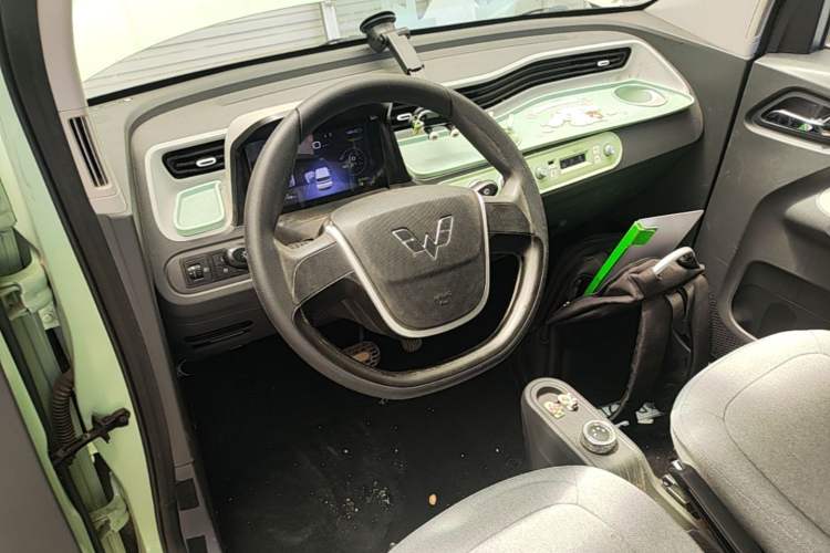 Used Wuling Hongguang MINIEV 2022 Macaron Fashion Model Lithium Iron Phosphate Center Console