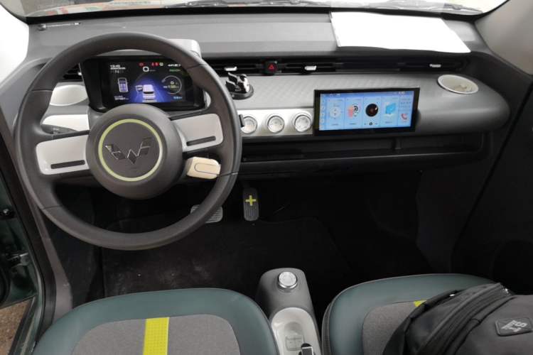 Used Wuling Hongguang MINIEV 2022 GAMEBOY 300km Enthusiast Model with Lithium Iron Phosphate Center Console