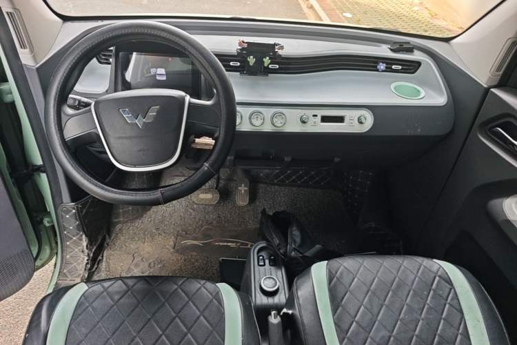 Used Wuling Hongguang MINIEV 2022 Macaron Fashion Model Lithium Iron Phosphate Center Console