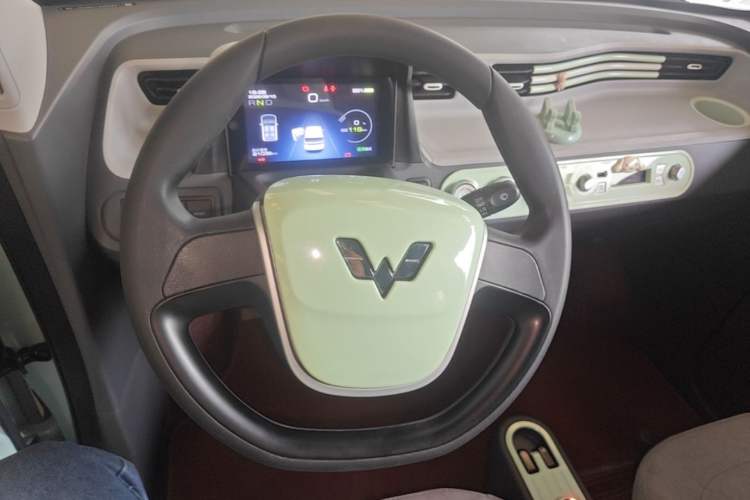 Used Wuling Hongguang MINIEV 2022 Macaron Fashion Model Lithium Iron Phosphate Center Console