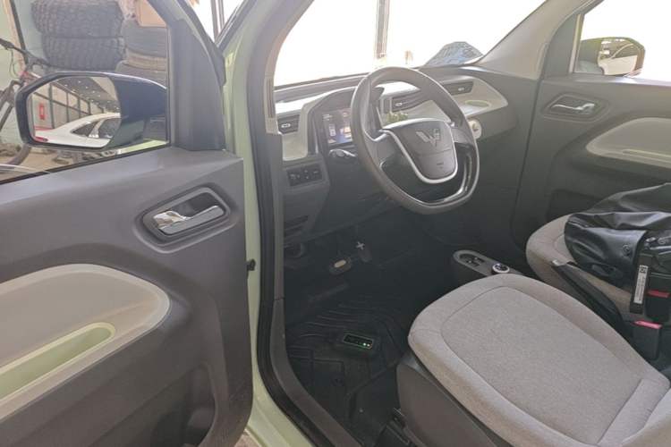 Used Wuling Hongguang MINIEV 2022 Macaron Premium Model – Lithium Iron Phosphate Driver Seat