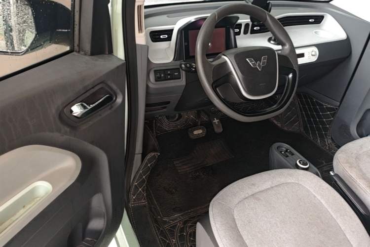 Used Wuling Hongguang MINIEV 2022 Macaron Premium Model – Lithium Iron Phosphate Driver Seat