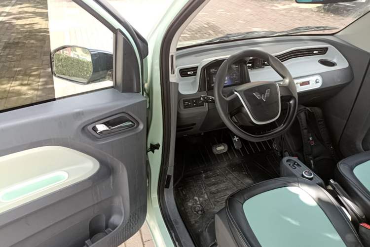Used Wuling Hongguang MINIEV 2022 Macaron Premium Model – Lithium Iron Phosphate Driver Seat