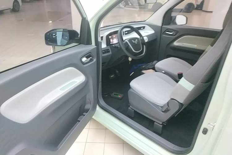 Used Wuling Hongguang MINIEV 2022 Macaron Fashion Model Lithium Iron Phosphate Driver Seat