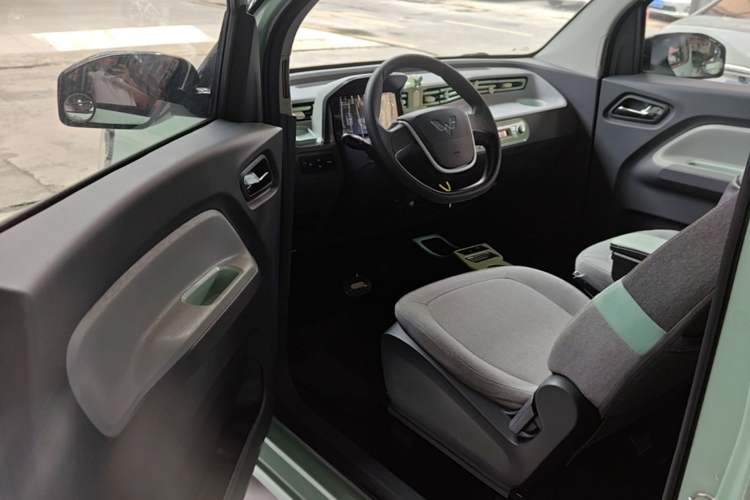 Used Wuling Hongguang MINIEV 2022 Macaron Premium Model – Lithium Iron Phosphate Driver Seat