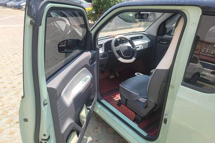 Used Wuling Hongguang MINIEV 2022 Macaron Fashion Model Lithium Iron Phosphate Driver Seat