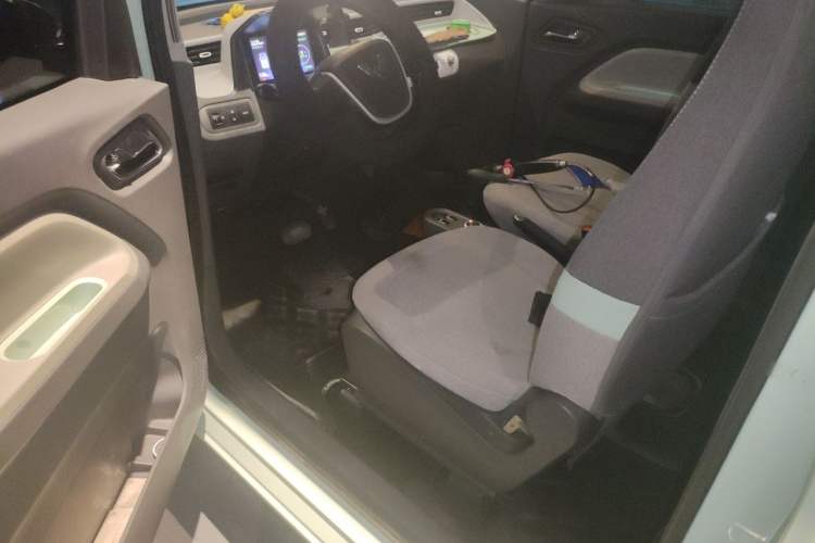Used Wuling Hongguang MINIEV 2022 Macaron Premium Model – Lithium Iron Phosphate Driver Seat