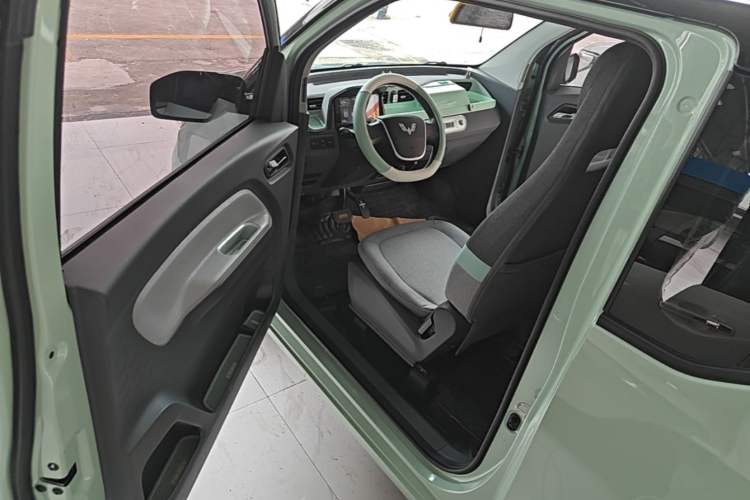 Used Wuling Hongguang MINIEV 2022 Macaron Premium Model – Lithium Iron Phosphate Driver Seat