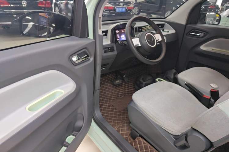 Used Wuling Hongguang MINIEV 2022 Macaron Premium Model – Lithium Iron Phosphate Driver Seat