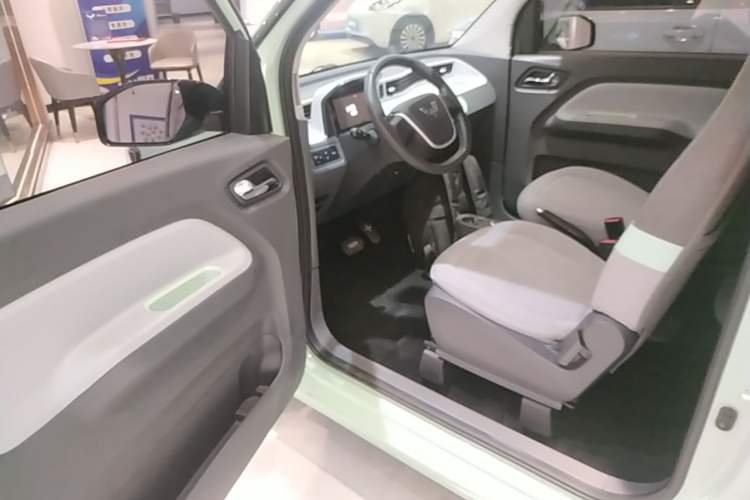 Used Wuling Hongguang MINIEV 2022 Macaron Premium Model – Lithium Iron Phosphate Driver Seat