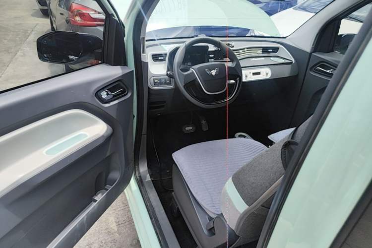 Used Wuling Hongguang MINIEV 2022 Macaron Fashion Model Lithium Iron Phosphate Driver Seat