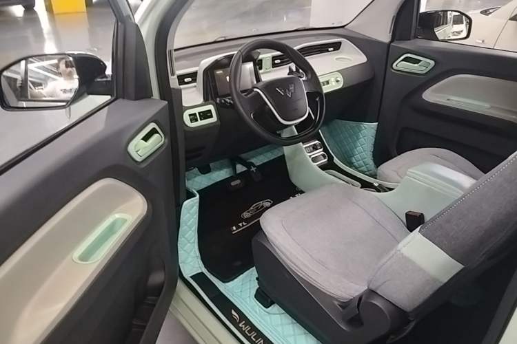 Used Wuling Hongguang MINIEV 2022 Macaron Fashion Model Lithium Iron Phosphate Driver Seat
