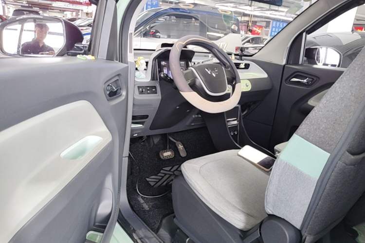 Used Wuling Hongguang MINIEV 2022 Macaron Fashion Model Lithium Iron Phosphate Driver Seat