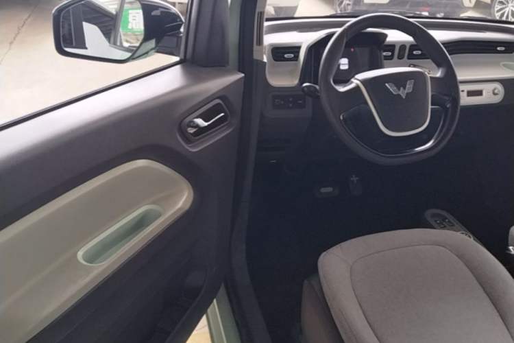 Used Wuling Hongguang MINIEV 2022 Macaron Fashion Model Lithium Iron Phosphate Driver Seat
