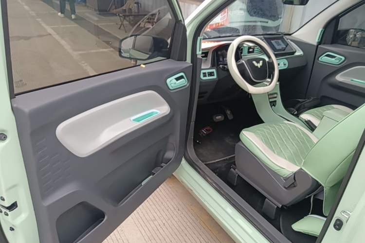 Used Wuling Hongguang MINIEV 2022 Macaron Premium Model – Lithium Iron Phosphate Driver Seat