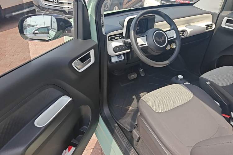 Used Wuling Hongguang MINIEV 2022 Macaron Fashion Model Lithium Iron Phosphate Driver Seat