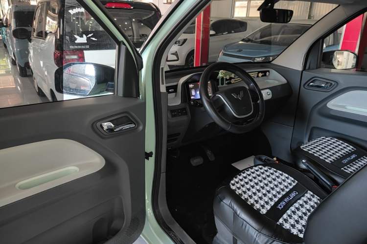 Used Wuling Hongguang MINIEV 2022 Macaron Premium Model – Lithium Iron Phosphate Driver Seat