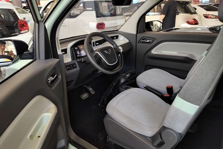 Used Wuling Hongguang MINIEV 2022 Macaron Premium Model – Lithium Iron Phosphate Driver Seat