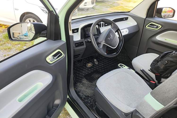 Used Wuling Hongguang MINIEV 2022 Macaron Premium Model – Lithium Iron Phosphate Driver Seat