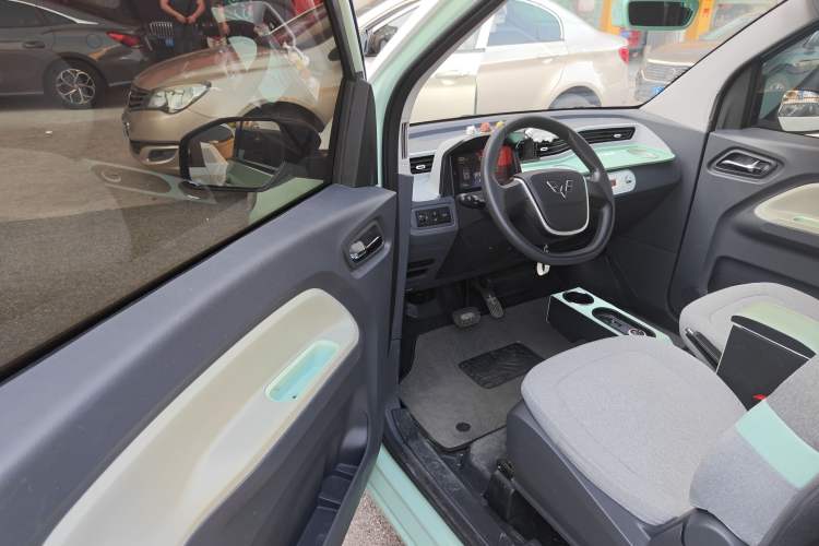 Used Wuling Hongguang MINIEV 2022 Macaron Premium Model – Lithium Iron Phosphate Driver Seat