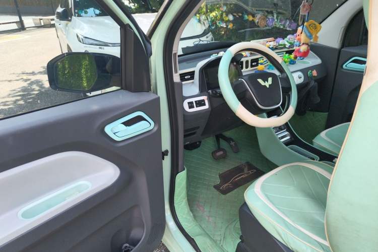 Used Wuling Hongguang MINIEV 2022 Macaron Premium Model – Lithium Iron Phosphate Driver Seat