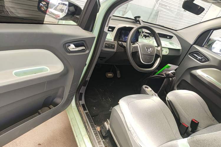 Used Wuling Hongguang MINIEV 2022 Macaron Fashion Model Lithium Iron Phosphate Driver Seat