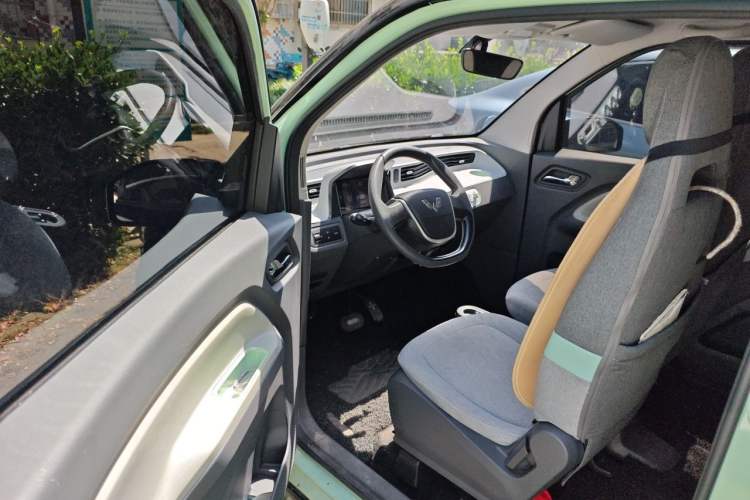 Used Wuling Hongguang MINIEV 2022 Macaron Premium Model – Lithium Iron Phosphate Driver Seat