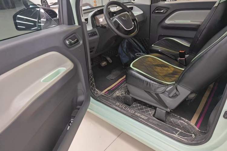 Used Wuling Hongguang MINIEV 2022 Macaron Premium Model – Lithium Iron Phosphate Driver Seat