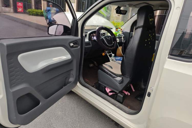 Used Wuling Hongguang MINIEV 2022 Macaron Fashion Model Lithium Iron Phosphate Driver Seat