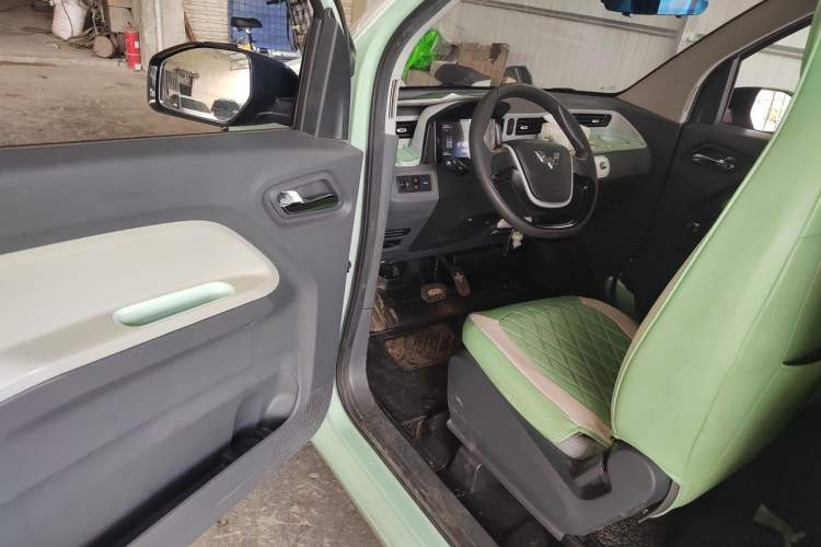 Used Wuling Hongguang MINIEV 2022 Macaron Premium Model – Lithium Iron Phosphate Driver Seat