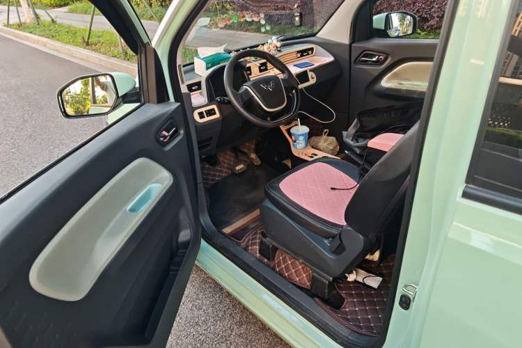 Used Wuling Hongguang MINIEV 2022 Macaron Fashion Model Lithium Iron Phosphate Driver Seat