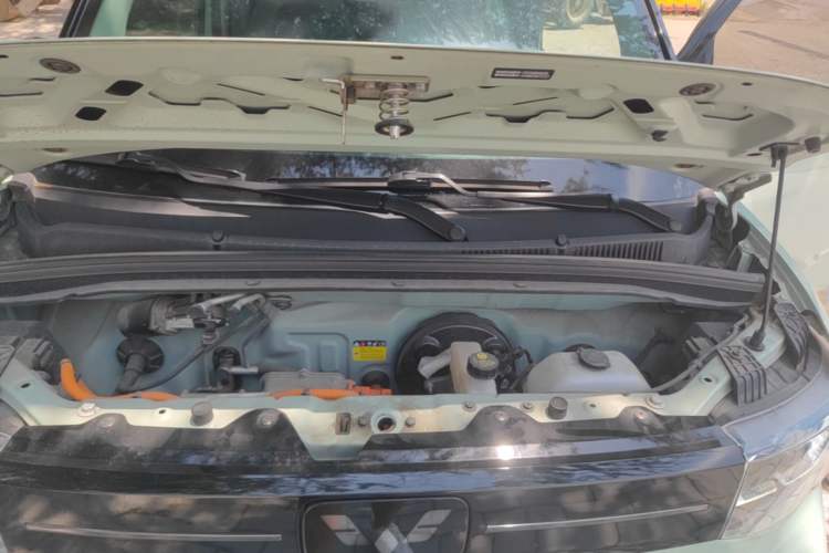 Used Wuling Hongguang MINIEV 2022 Macaron Fashion Model Lithium Iron Phosphate Engine Bay