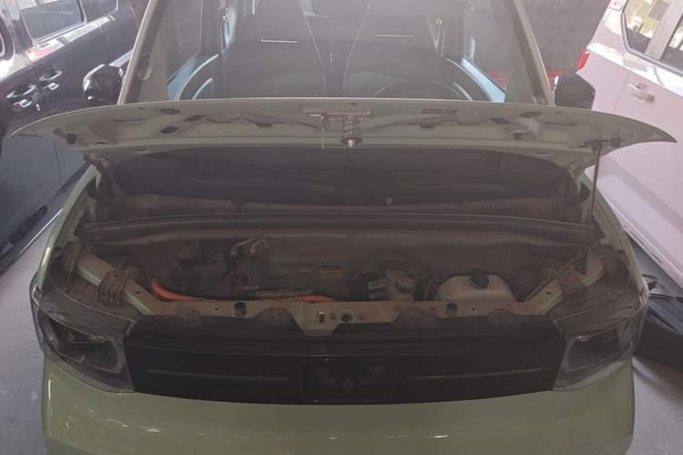 Used Wuling Hongguang MINIEV 2022 Macaron Fashion Model Lithium Iron Phosphate Engine Bay