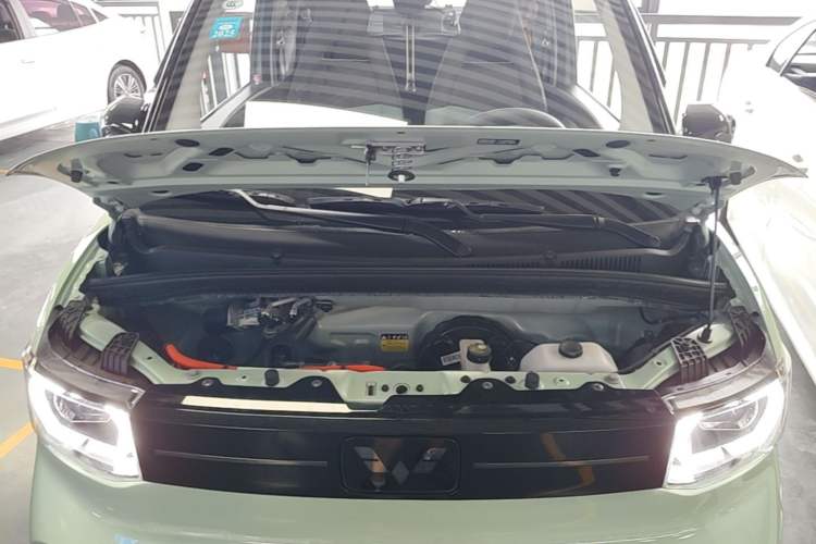 Used Wuling Hongguang MINIEV 2022 Macaron Fashion Model Lithium Iron Phosphate Engine Bay