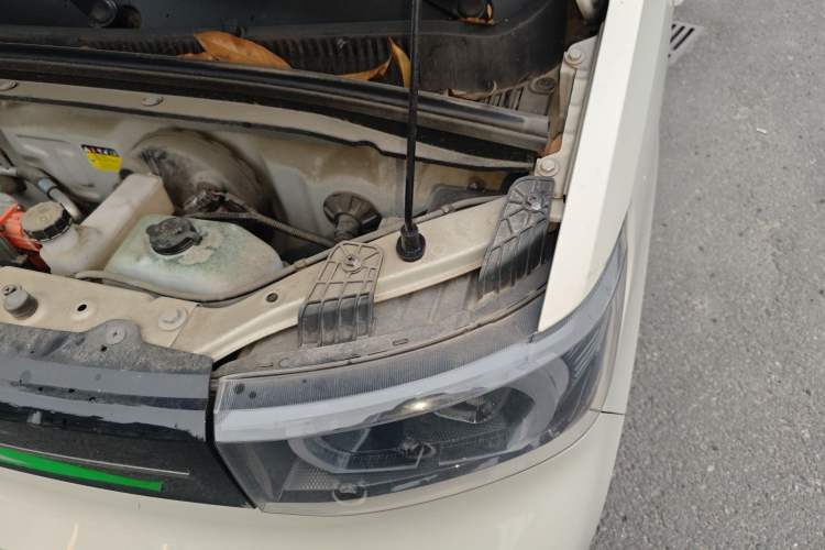 Used Wuling Hongguang MINIEV 2022 Macaron Fashion Model Lithium Iron Phosphate Engine Bay Left