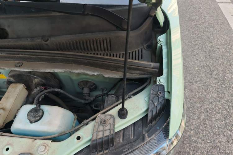 Used Wuling Hongguang MINIEV 2022 Macaron Fashion Model Lithium Iron Phosphate Engine Bay Left