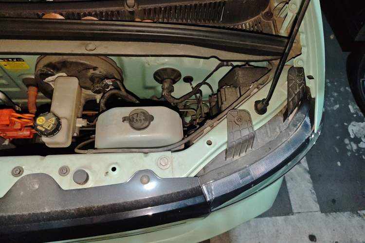 Used Wuling Hongguang MINIEV 2022 Macaron Fashion Model Lithium Iron Phosphate Engine Bay Left