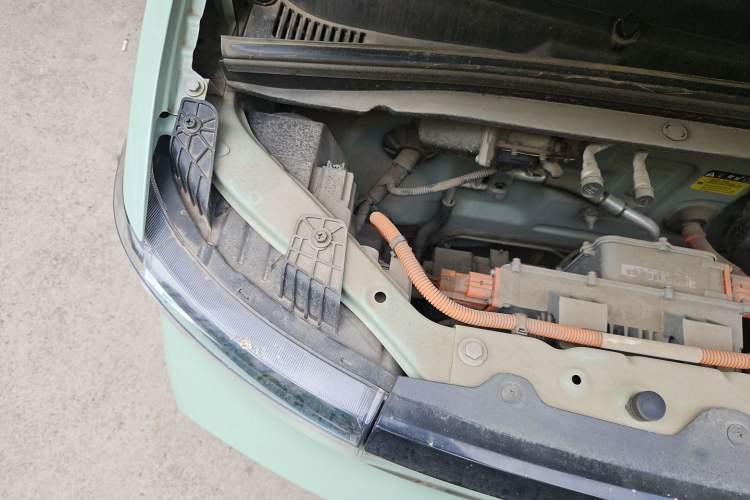 Used Wuling Hongguang MINIEV 2022 Macaron Premium Model – Lithium Iron Phosphate Engine Bay Right