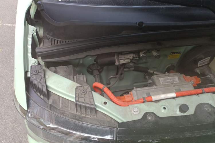Used Wuling Hongguang MINIEV 2022 Macaron Premium Model – Lithium Ternary Battery Engine Bay Right