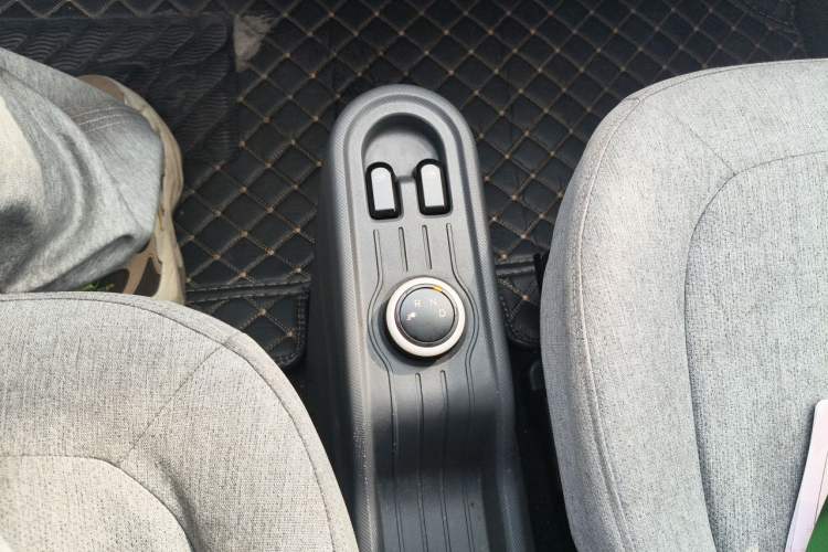 Used Wuling Hongguang MINIEV 2022 Macaron Premium Model – Lithium Iron Phosphate Gear Lever
