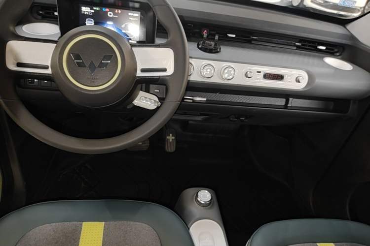 Used Wuling Hongguang MINIEV 2022 GAMEBOY 200km Gaming Edition with Lithium Iron Phosphate Gear Lever